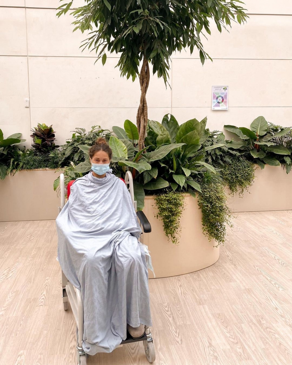 Louise難產後住進ICU,需要靠輪椅代步。