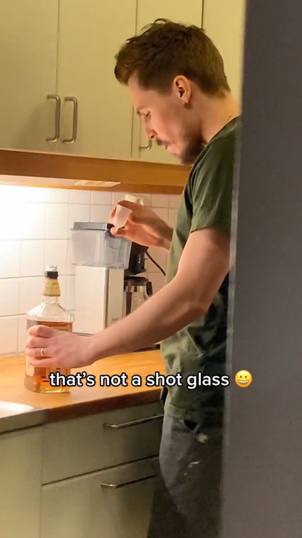 老公喝完也沒有發現手上的是月經杯。