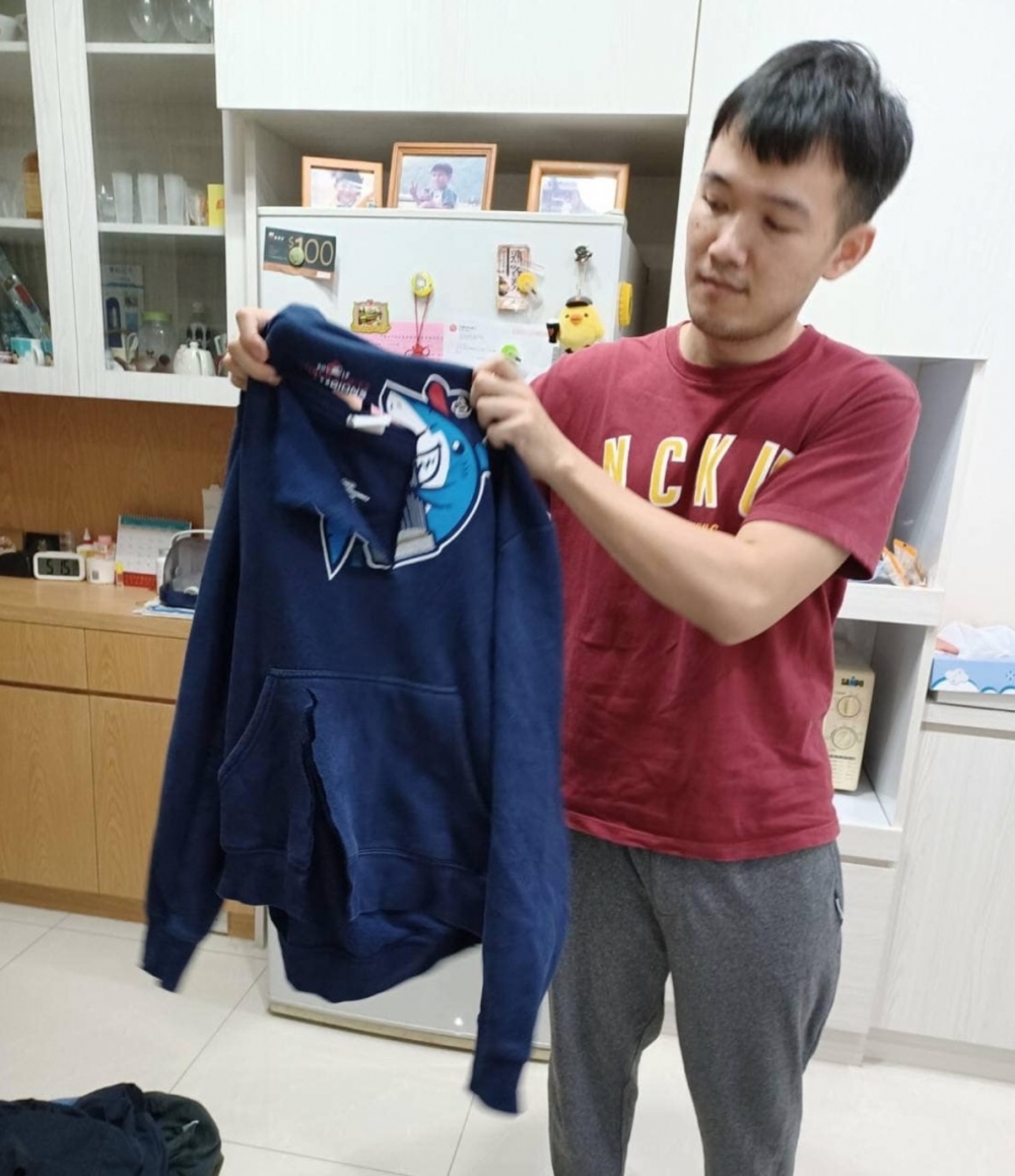 Josh的衣服被剪破。