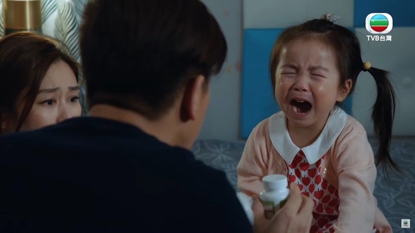 女童被狗咬後大哭。