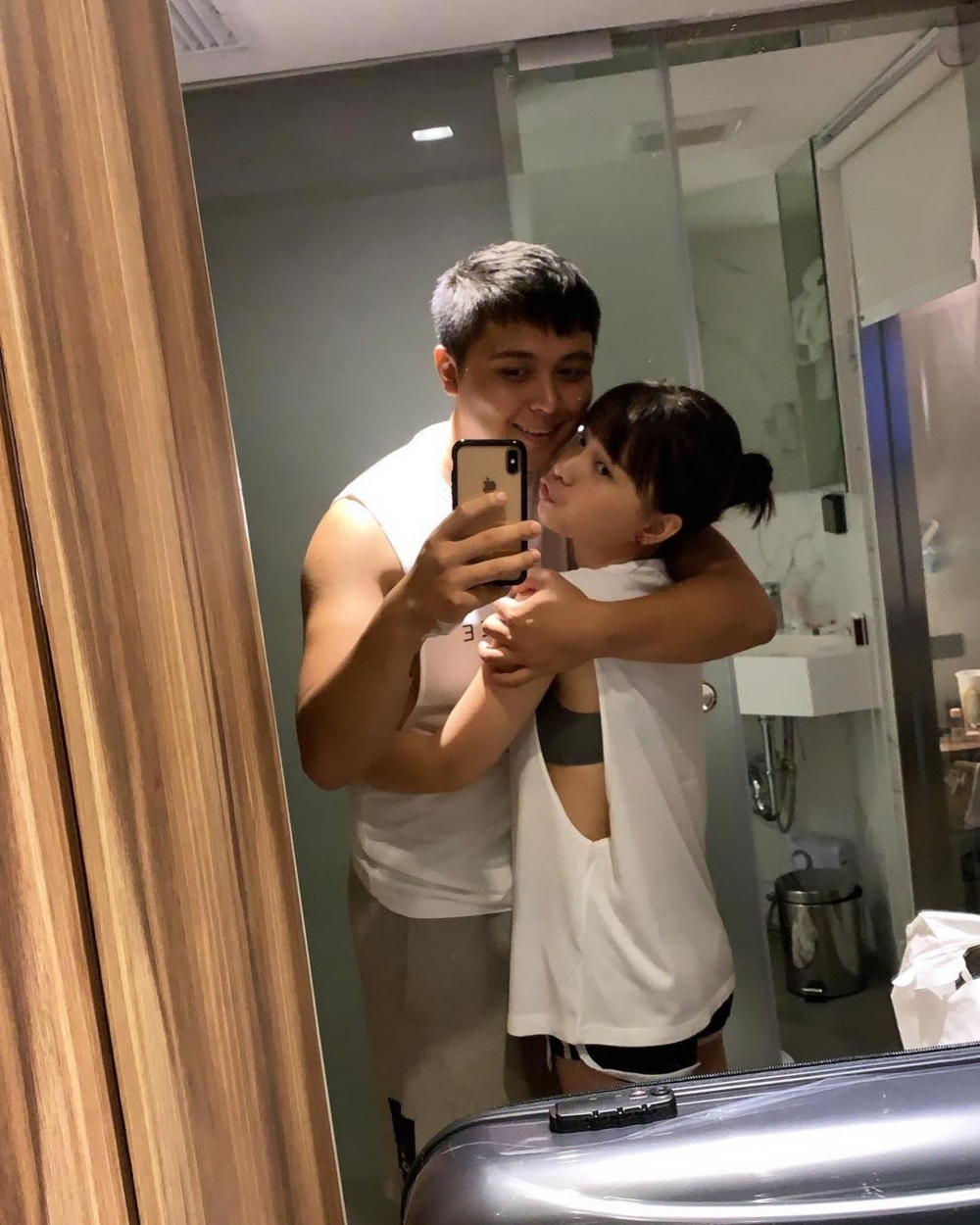 Ash前夫日前自爆已跟Ash離婚。