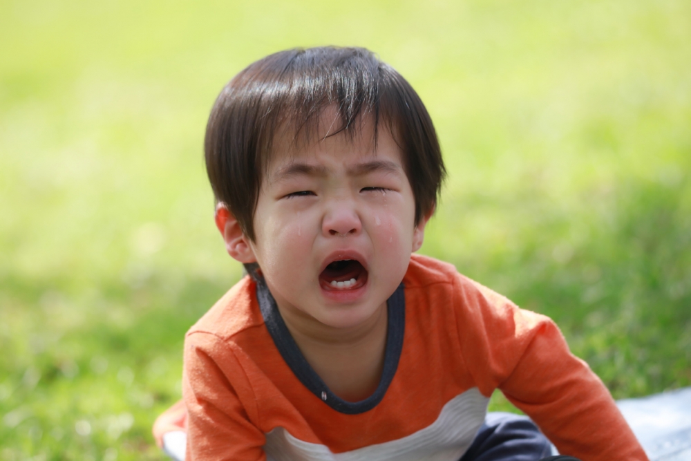兒子上學時扭計大哭。