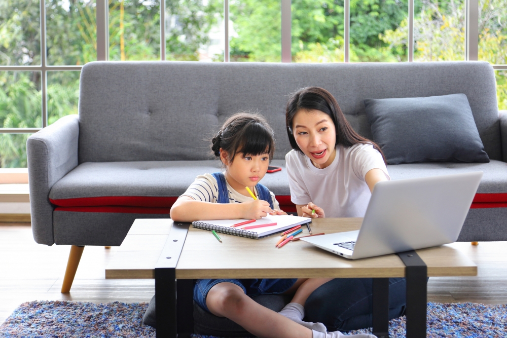 一位小學補習老師竟然在公開的社交平台,指名道姓斥罵學生成績差。
