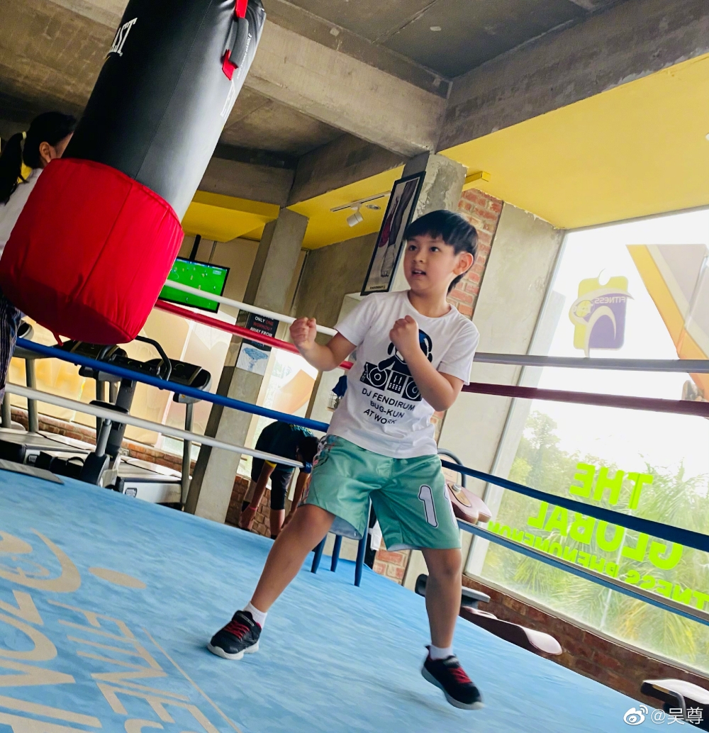 兒子Max曾練習拳擊。