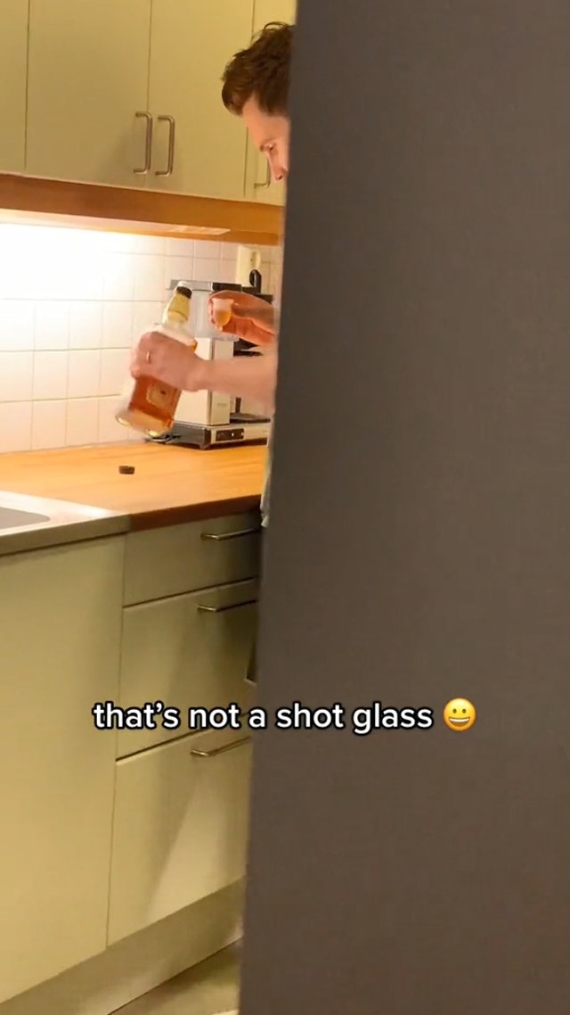 老公手上拿著的不是酒杯?