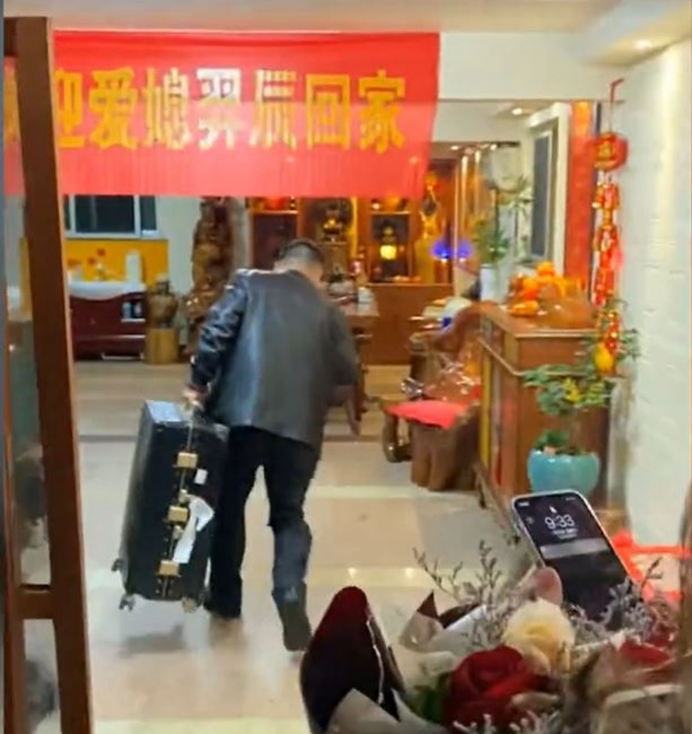 屋內掛上巨型橫額歡迎未來新抱。