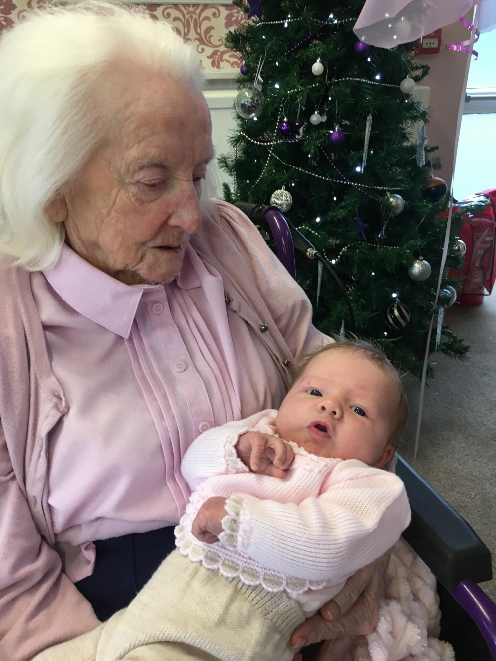 百歲人瑞Gwen Smith和玄孫女喜相逢。