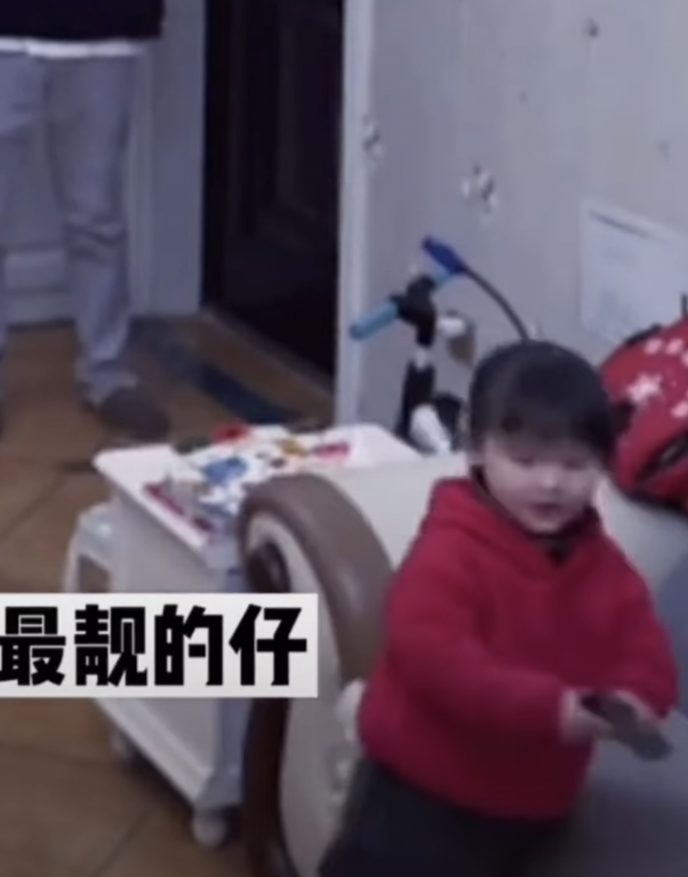 女兒更拿起遙控制打開電視,準備享受無人看管的「一人之境」。
