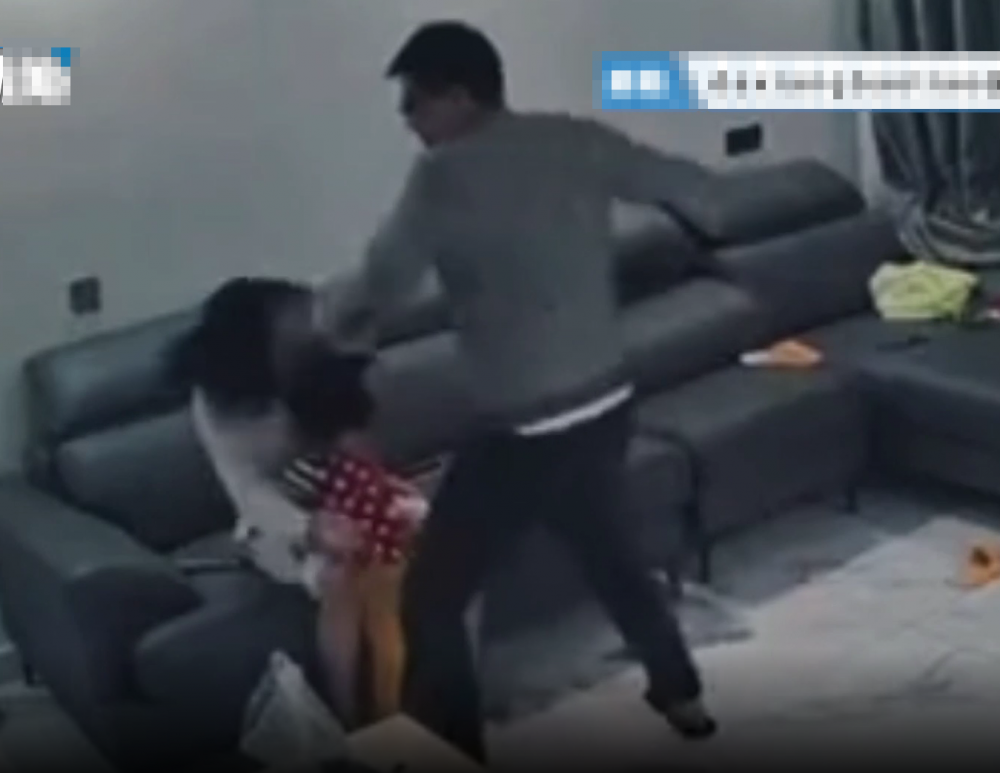 期間嚇得女兒只能在一旁不斷哭喊。