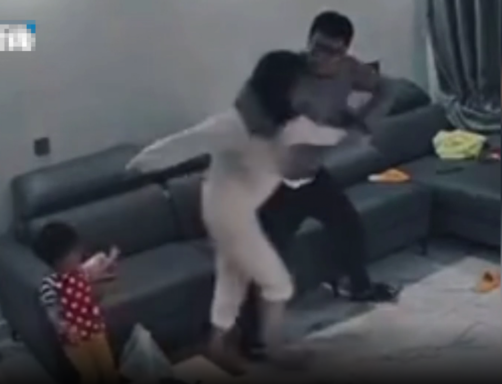 有傳男子為了逼妻子離婚,長期施以家暴。