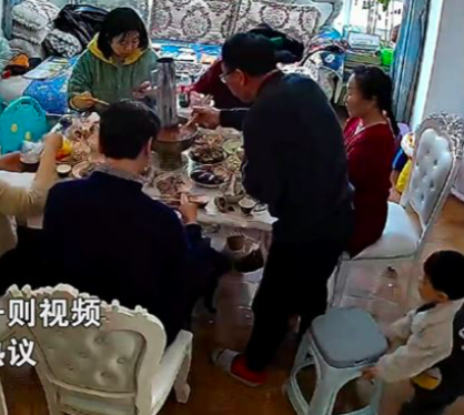 期間孫仔拉走爺爺的膠櫈。