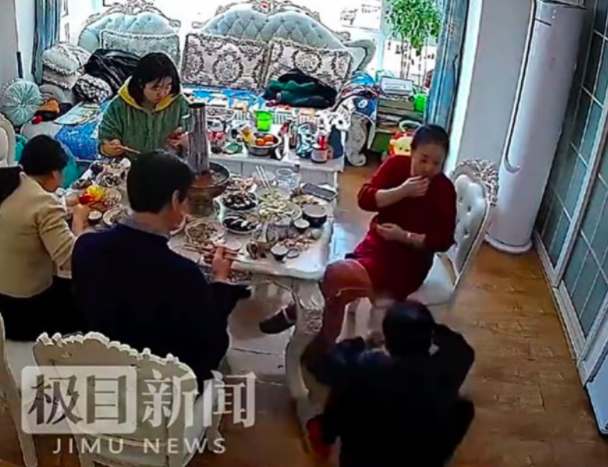 爺爺跌倒在地。