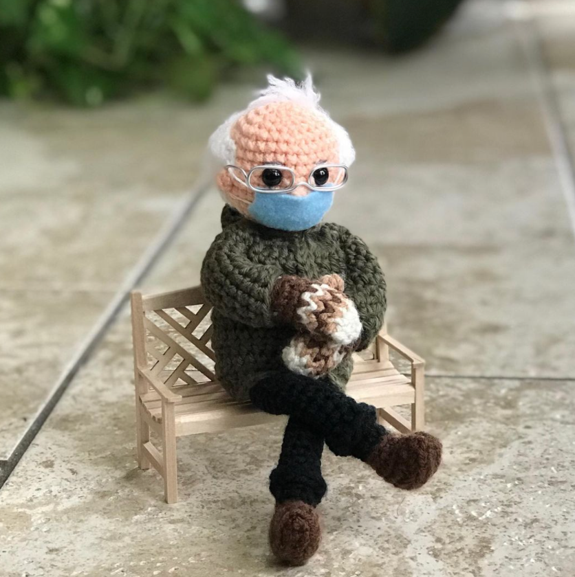 美國民主黨議員桑德斯因為在拜登總統就職典禮上的「鄰居阿伯」造形，成為全球的網絡熱話。