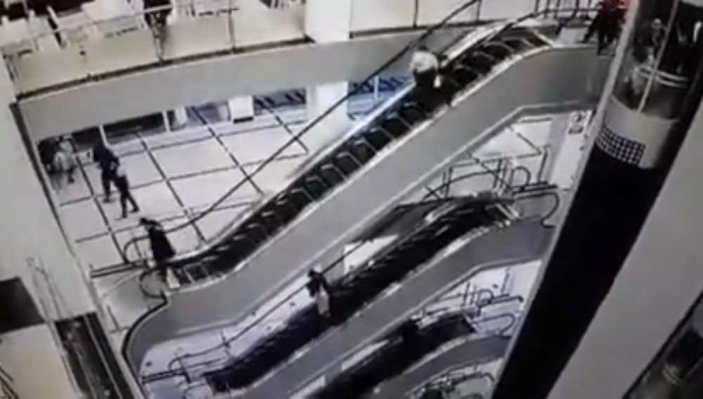 失重心掉出扶手電梯。