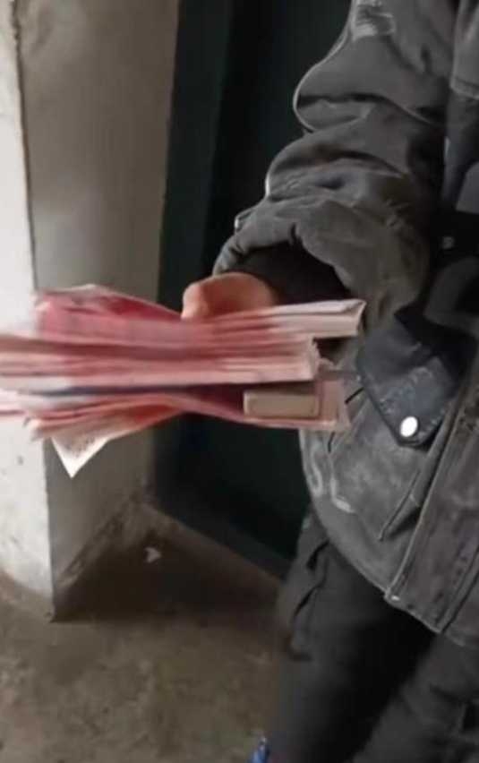 老師發現男童帶了大量現金回校。