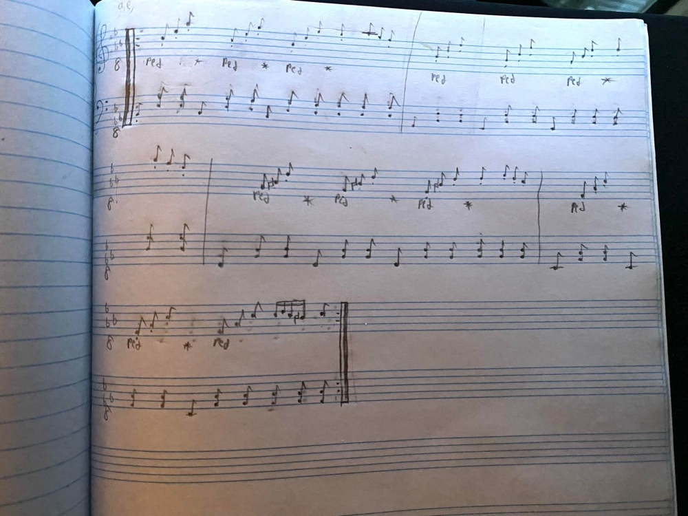 母親意外發現兒子的自創曲，可惜已成為遺物。