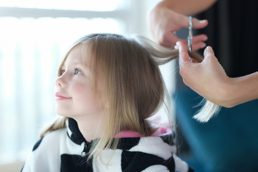 女兒被嫲嫲偷帶去剪髮，母親氣炸。