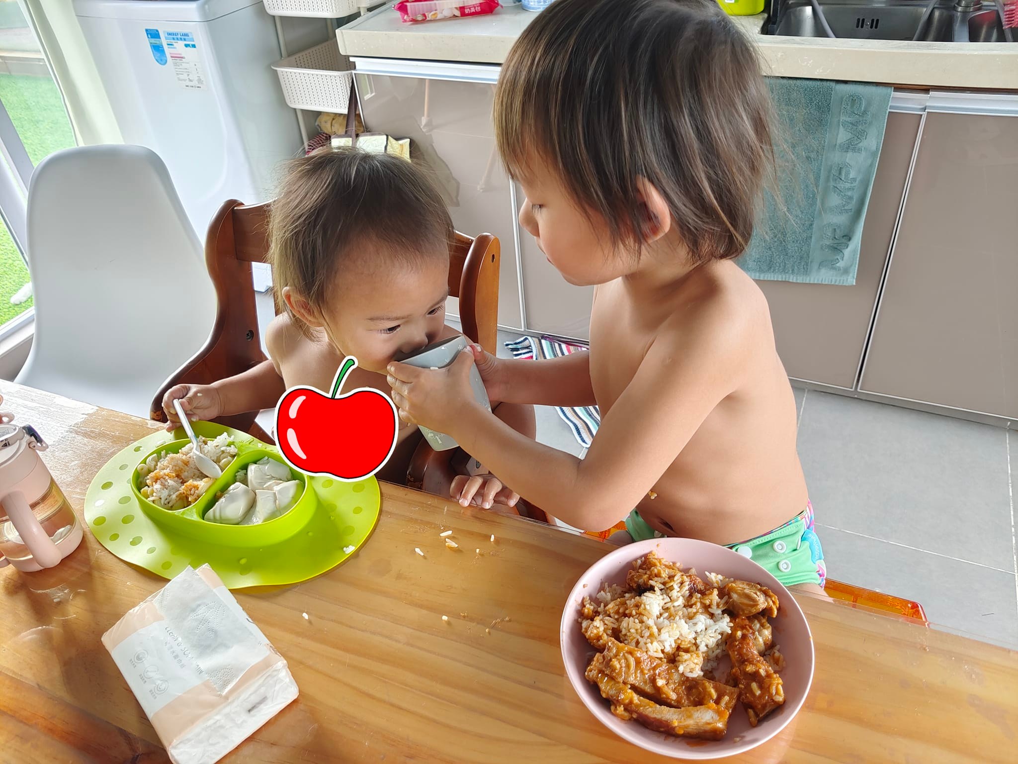 幼兒對屬於自己的東西有強烈的保護感,父母不宜強求他們分享。