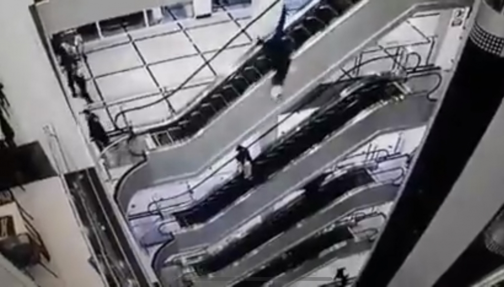 兩爺孫從5樓墮向地下。