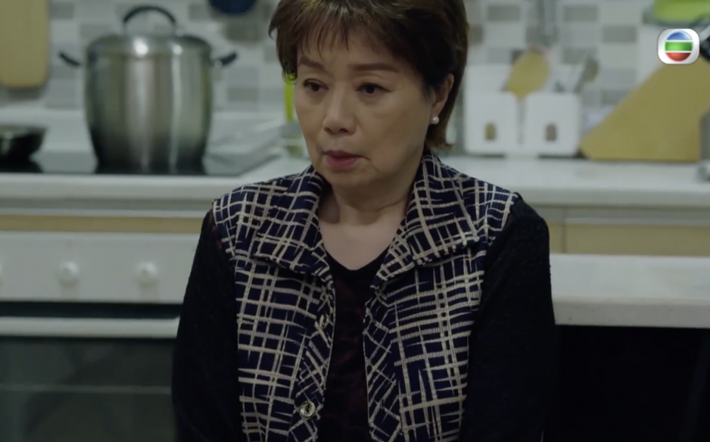 事主奶奶的神經質舉止讓網民大呼恐怖！