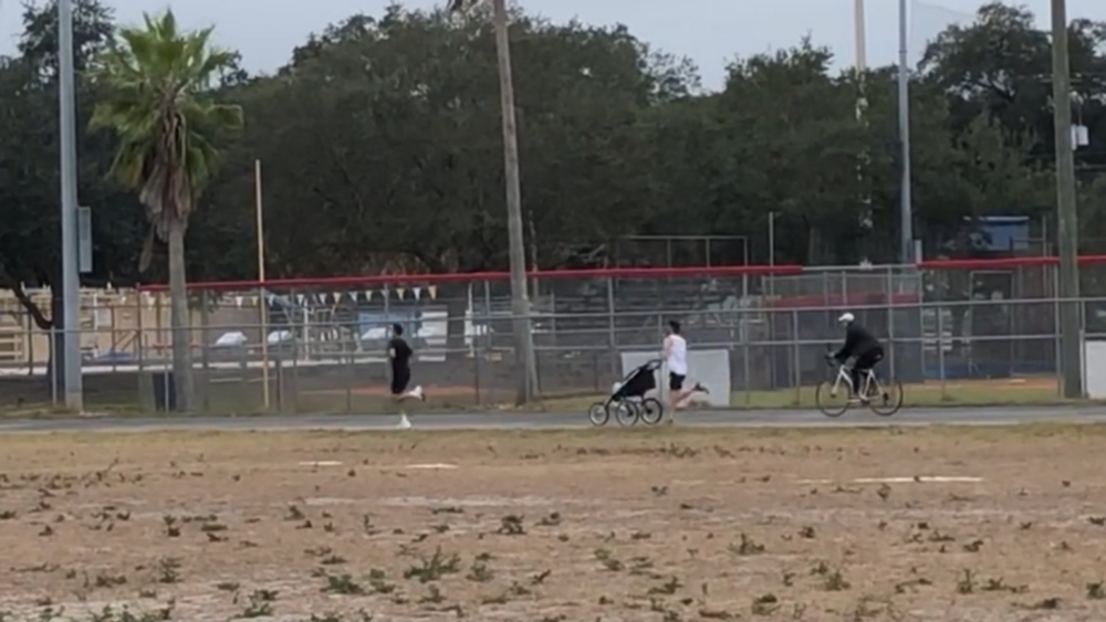 Rob推著女兒跑完一千二百米。