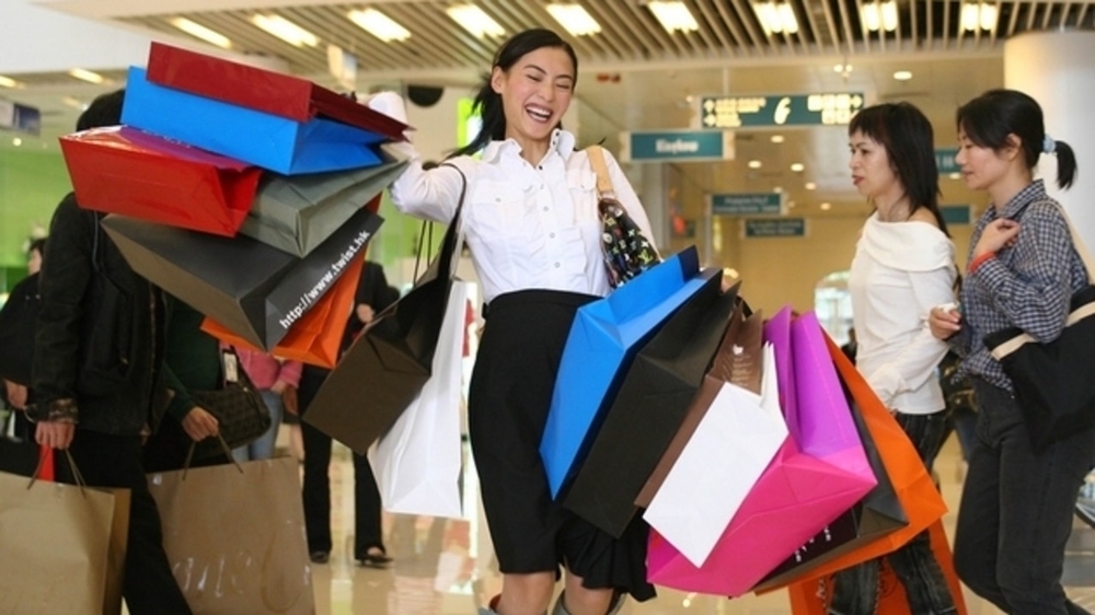 事主抱怨奶奶愛買奢侈品,還硬塞給她。