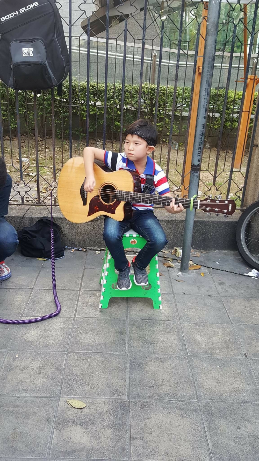 查那得5歲起就在街頭賣藝。