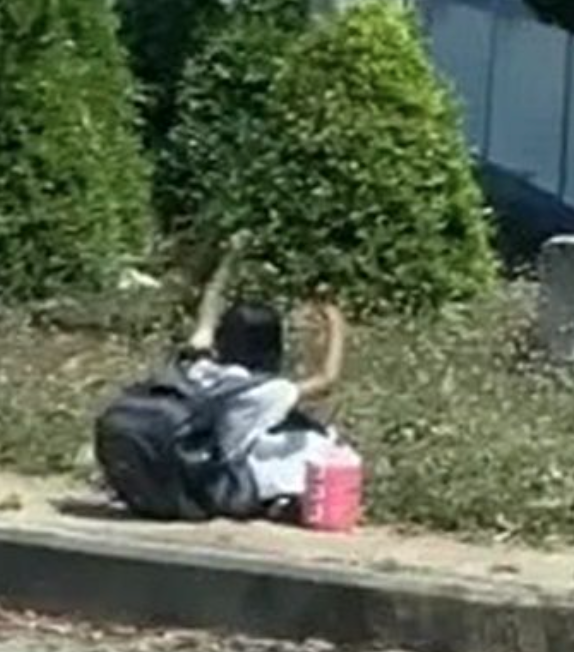 泰國網上早前瘋傳一段7歲小學生因書包太重跌坐在地的影片。