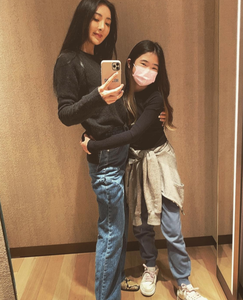 不少網民在看到照片後,都感嘆Grace女大十八變。