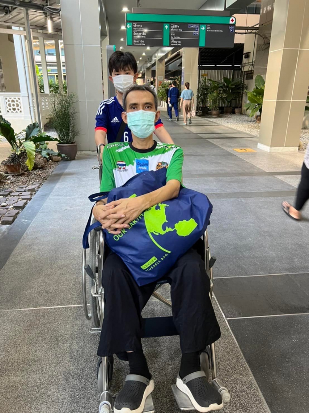 父親不幸罹患癌症，查那得擔起照顧父親責任。