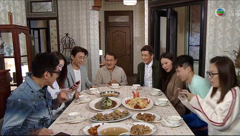 男友吃飯時堅持用公筷,吃完後又立即帶口罩。