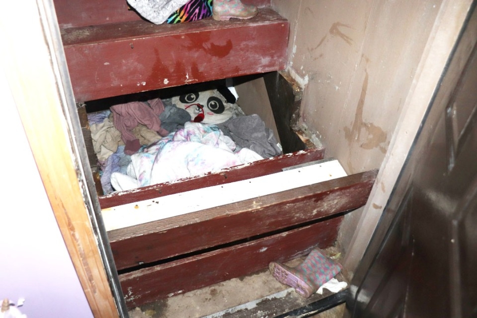 藏匿女童和其生母的密室髒亂不堪，不過女童健康情況良好。