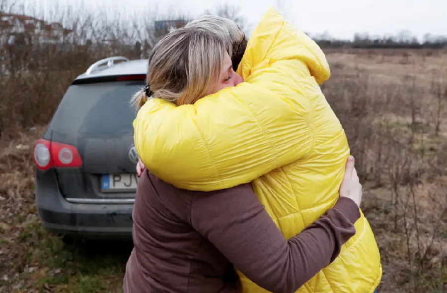 Nataliya助一對年幼孩子逃離國境。