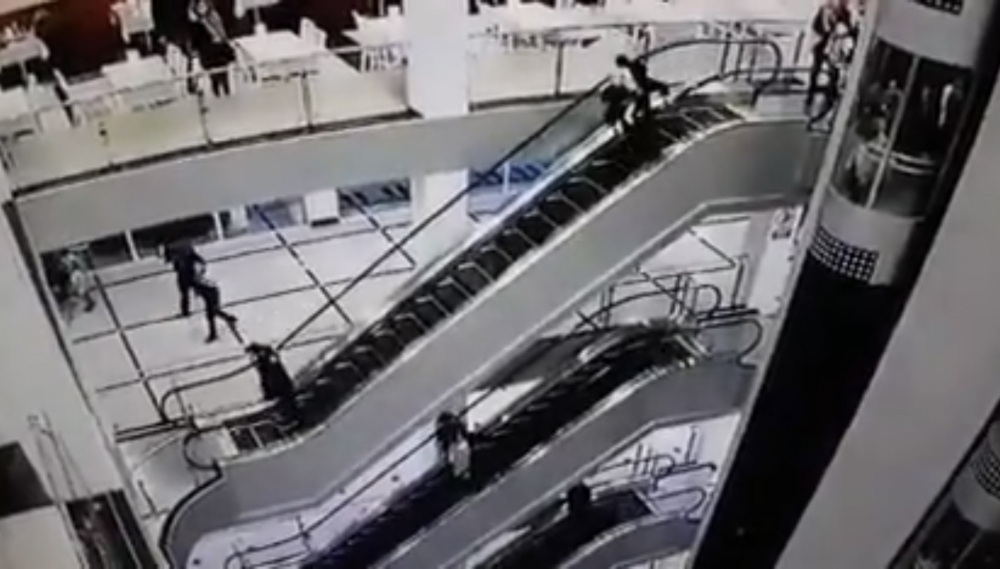 爺爺在電梯上轉身。