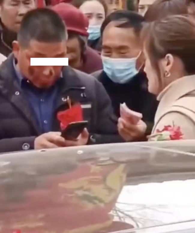 為免耽誤吉時,男方家長唯有向親朋戚友籌錢。