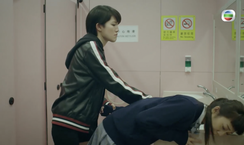 女兒忍無可忍，終於還手暴打霸凌者。