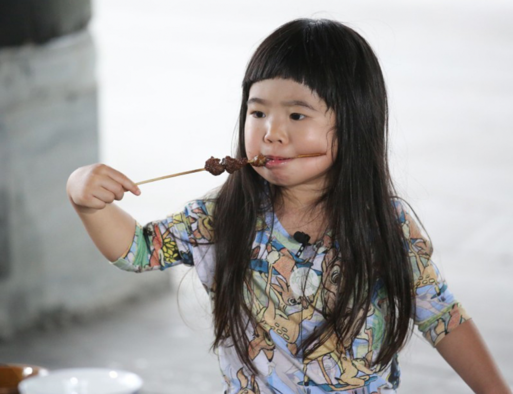 除了肉肉的圓臉和濃濃的粗眉,齊蔭的直髮亦是Grace的著名標誌。