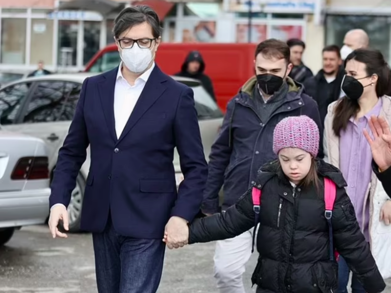 總統牽著Embla上學。