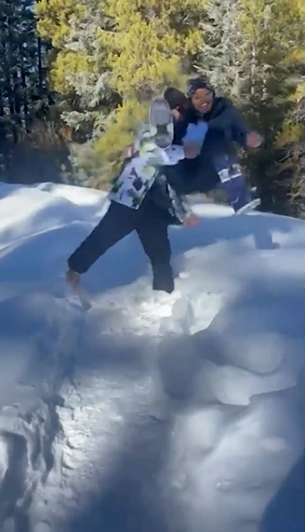 男友將女友丟地雪地上。