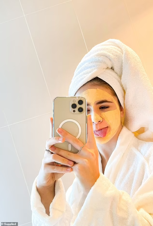 Sienna在TikTok睇片自製面膜。