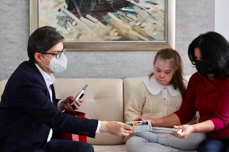 北馬其頓總統Stevo Pendarovski親自探訪被欺凌女童。