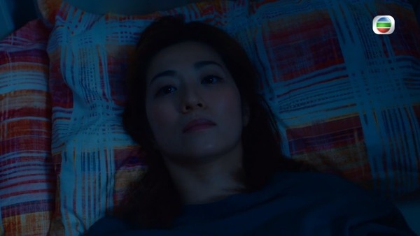 半夜睡覺時，遭人偷摸肚。