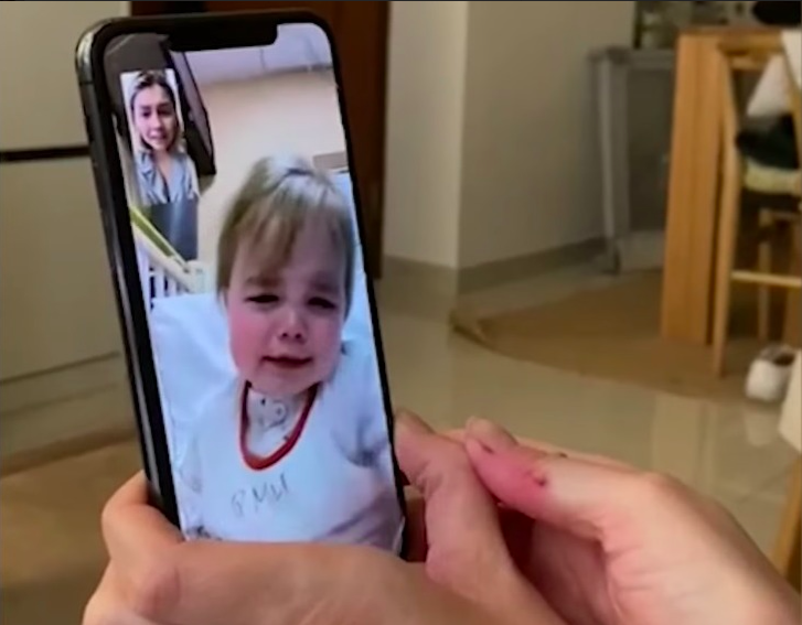 父母請求護士幫忙安撫女兒。