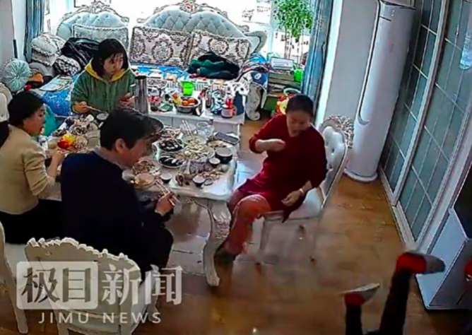 爺爺四腳朝天,其他家人都感到驚訝。