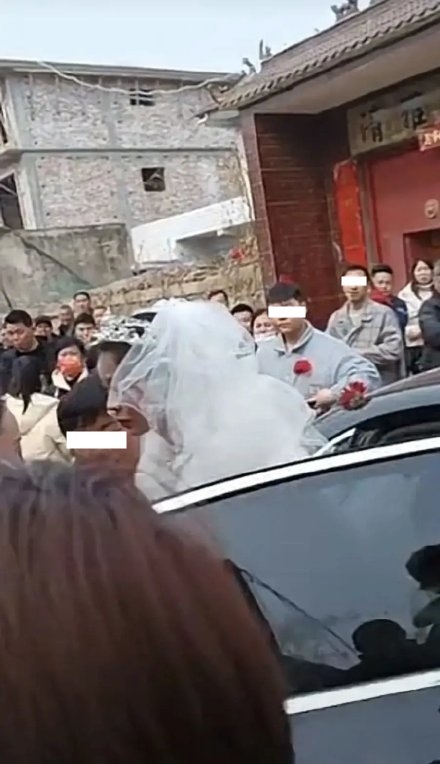 女方收到下車禮後乖乖下車進門。