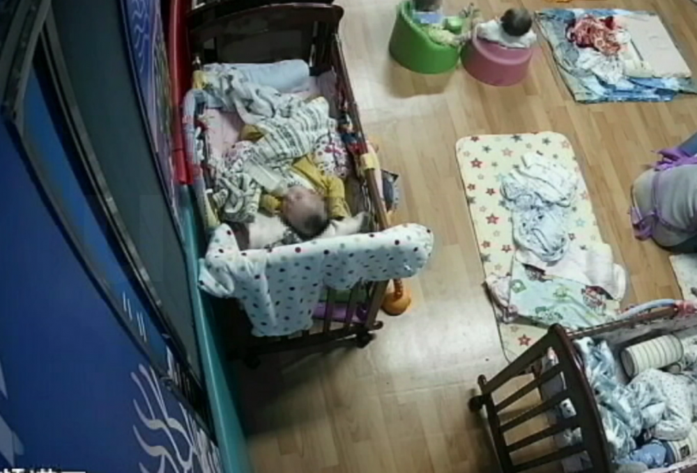 職員以棉被固定奶瓶後,半小時仍沒回來照顧