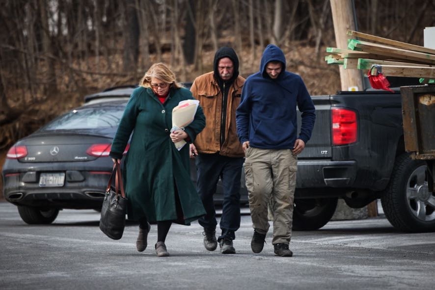 女童生父和祖父遭到逮捕。