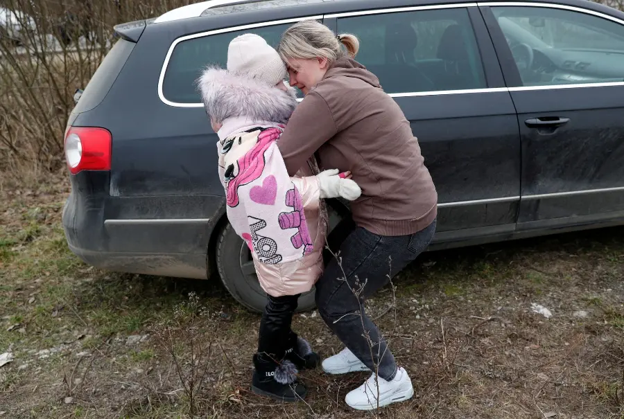 戰爭下，一家團聚也變得奢侈。