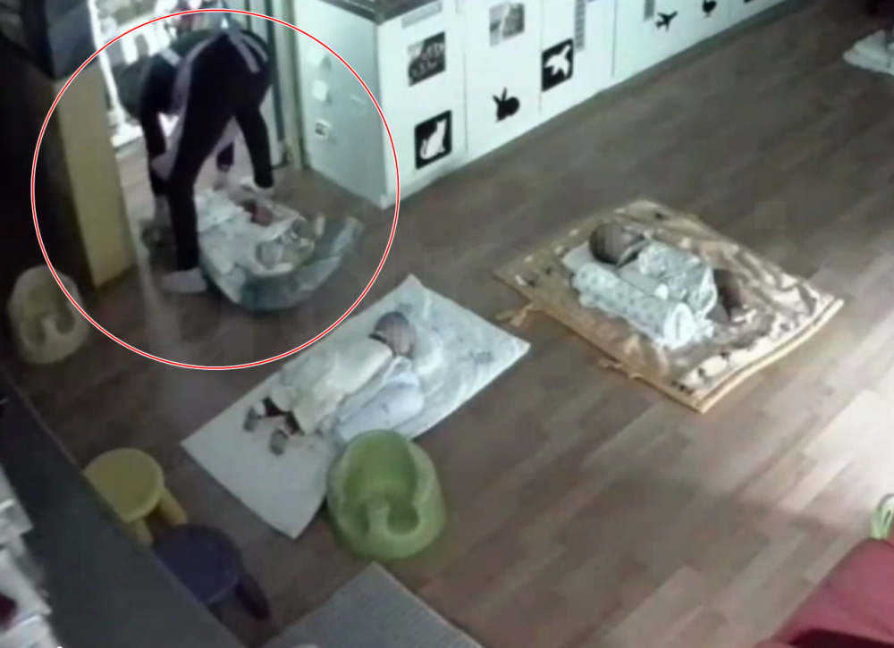 職員把哭鬧的嬰兒關進儲物室。