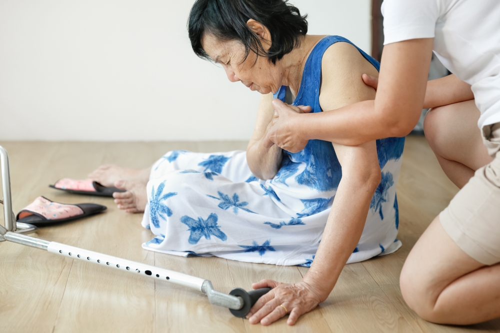 老婦表示在家跌倒，子女也不來探訪。（示意圖）